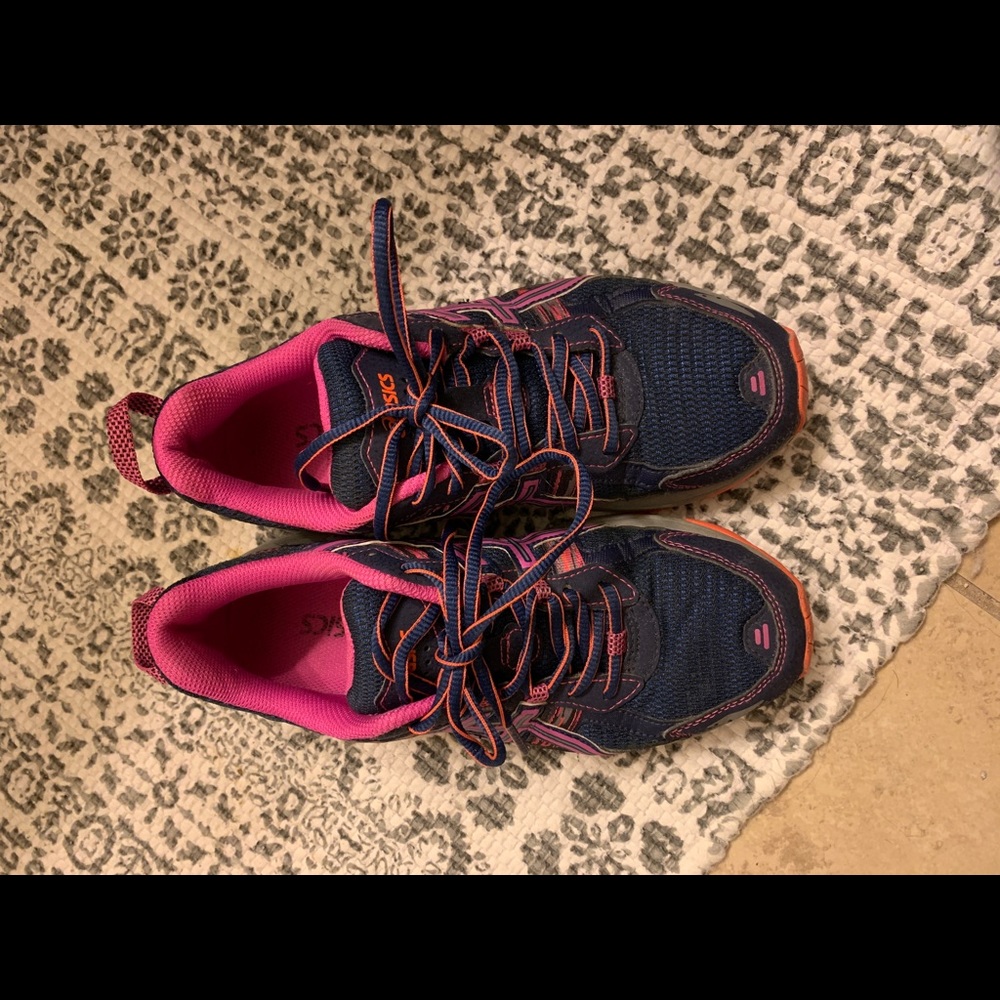 Tennis shoes